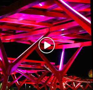 Tubulaires RGBW dans la pergola illuminée Plazza Futuroscope