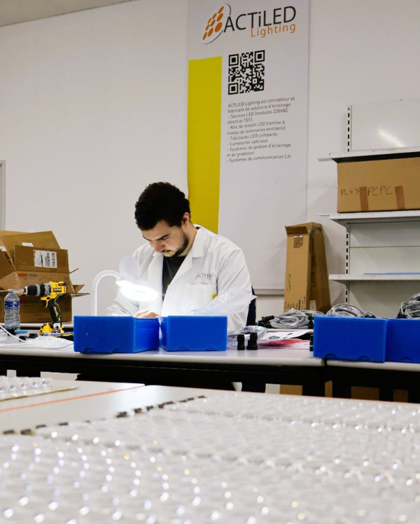montage de luminaires ateliers ACTiLED Lighting