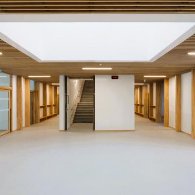 éclairage ACTiLED dans plafond acoustique bois Laudescher