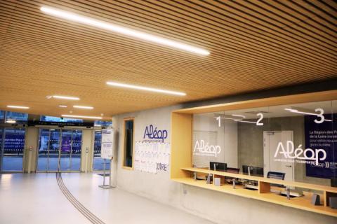 profile LED intégré dans un plafind bois éclairage gare routiere