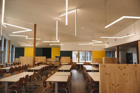 eclairage lustres ACTiLED salle restauration college