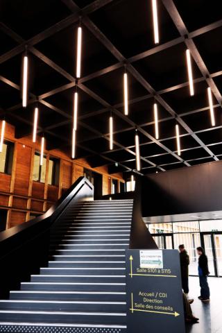 tubulaires LED suspendus hall accueil lycee Savenay